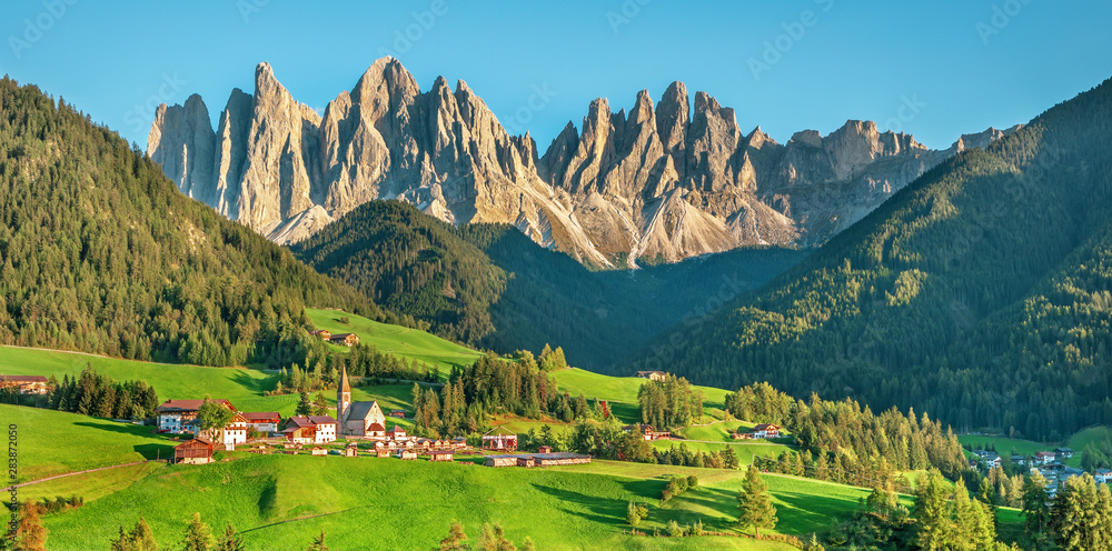 著名的高山地区Santa Maddalena村，背景是神奇的多洛米蒂山脉，瓦尔迪