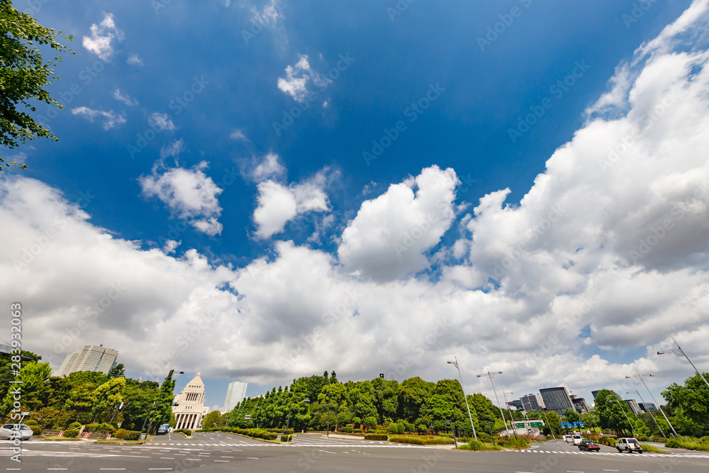 青空と都会の交差点