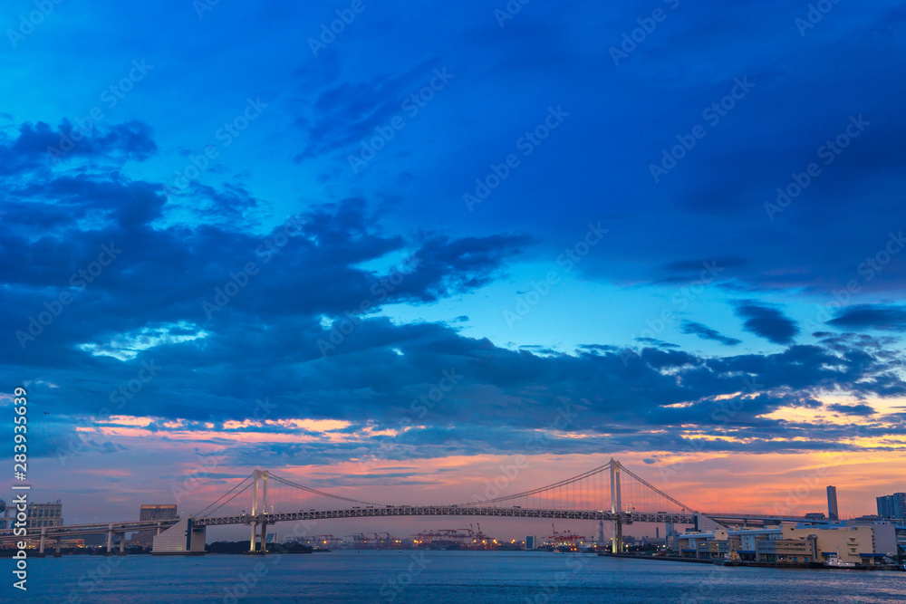 夕暮れの東京の海