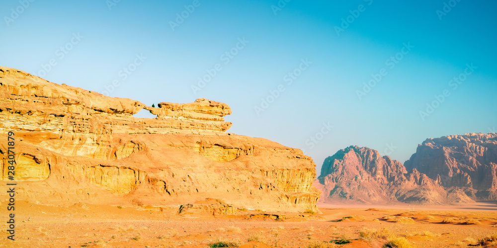 Wadi Rum-黄金时段的小拱门