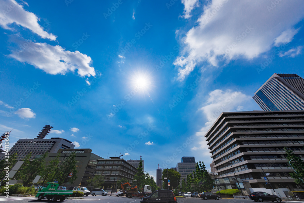 青空と都会のビル群