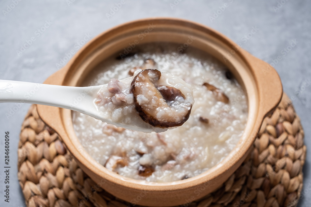 Chinese gourmet casserole porridge, a pot of mushroom lean meat porridge