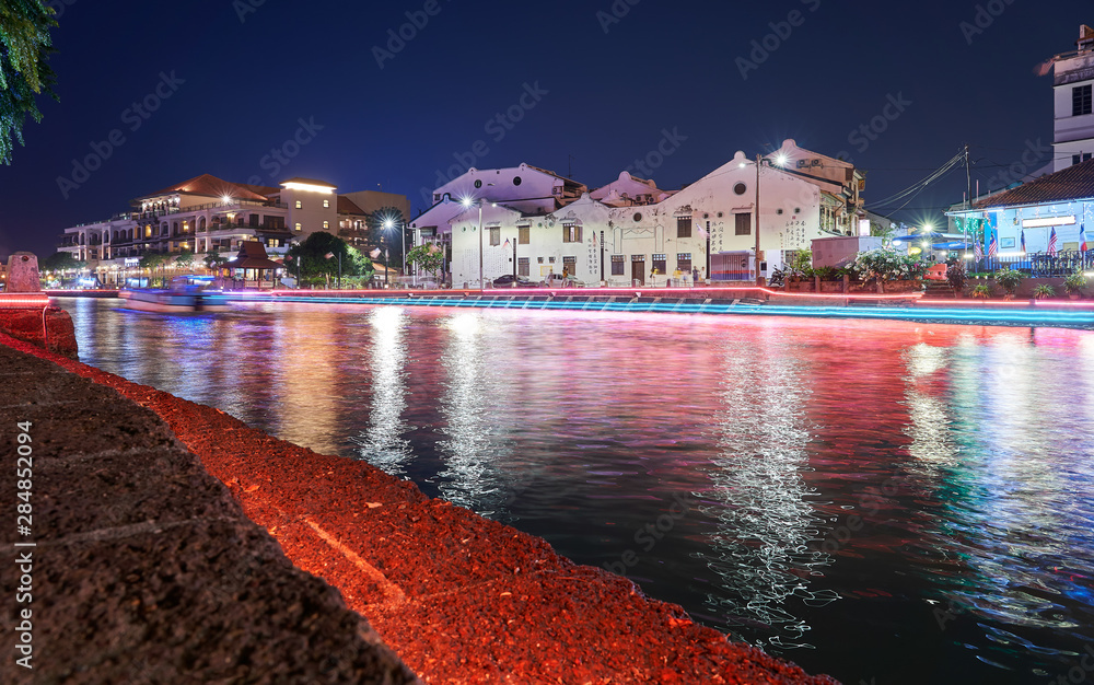 马六甲古城和马六甲河的美丽夜景