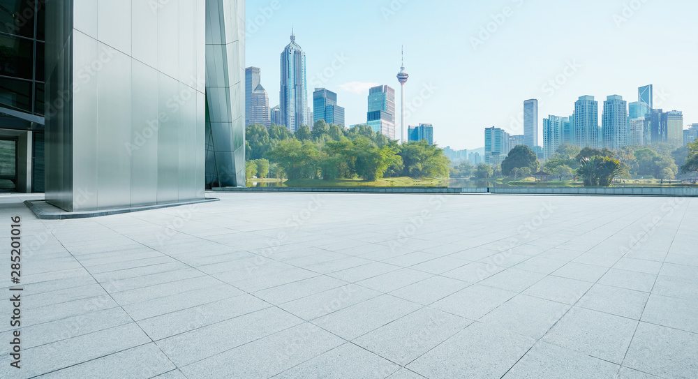 空砖地板，现代建筑和城市景观。