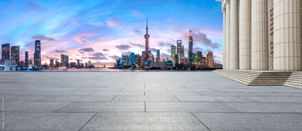 日出时的上海天际线和空荡荡的广场层的现代建筑，中国。