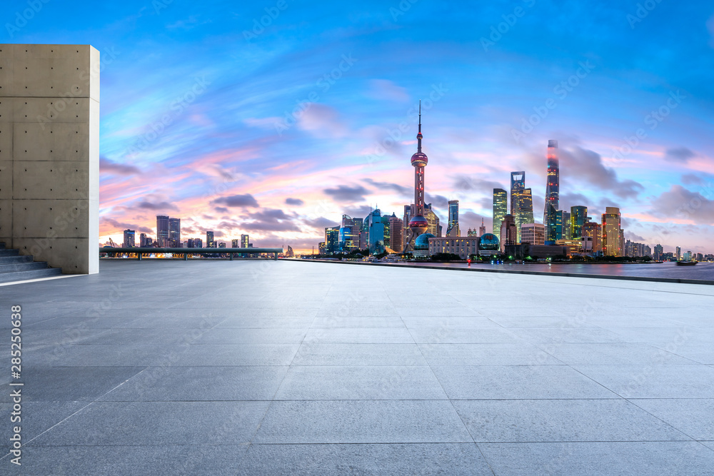 日出时的上海天际线和空荡荡的广场层现代建筑，中国。