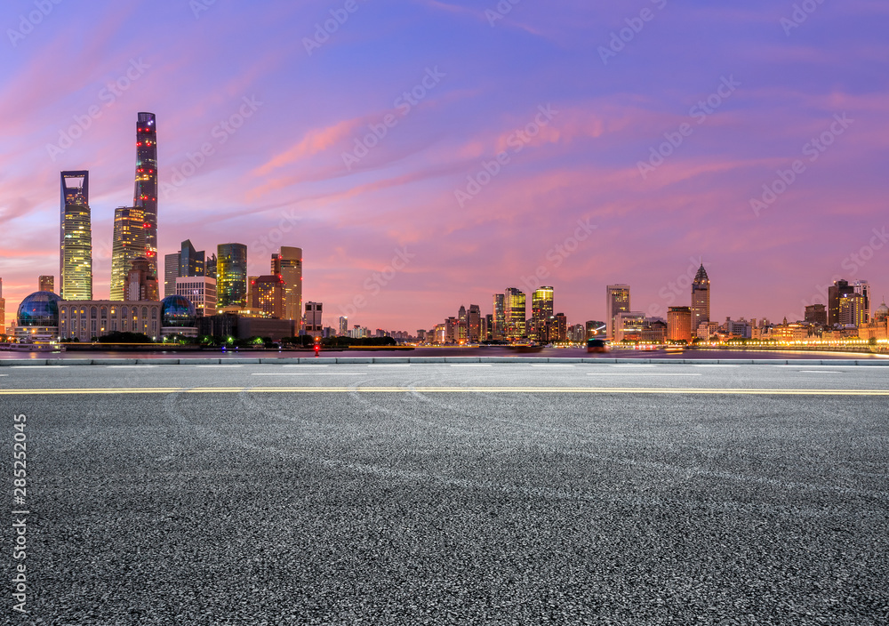 日出时的上海天际线和空荡荡的沥青高速公路的现代建筑，中国