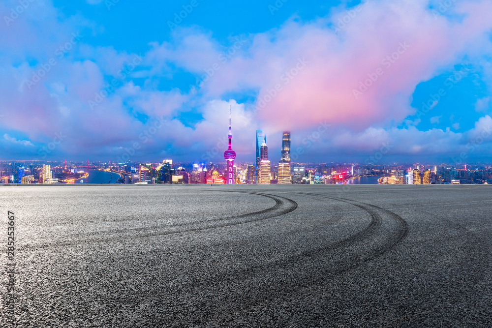 上海天际线和现代建筑，夜晚空荡荡的赛道，高角度视野