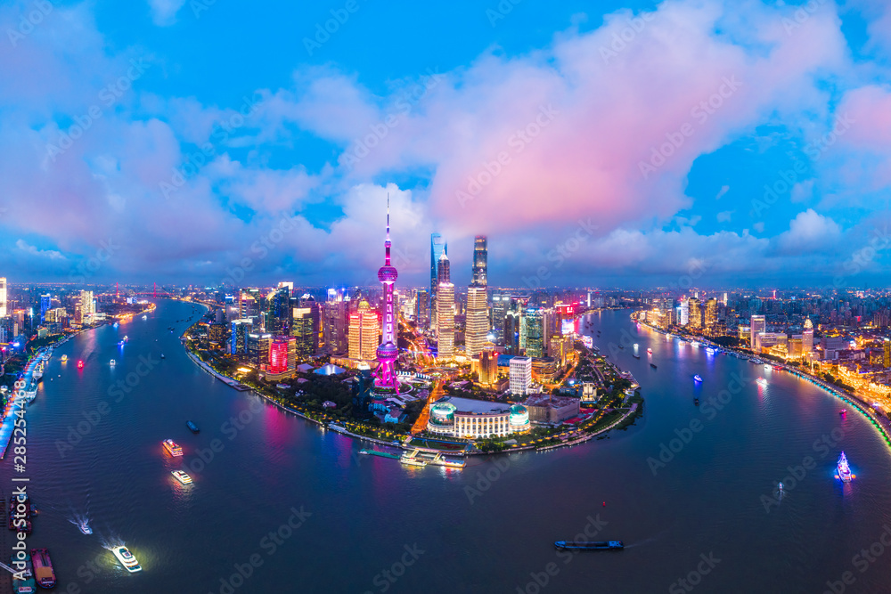 中国夜晚的上海天际线全景