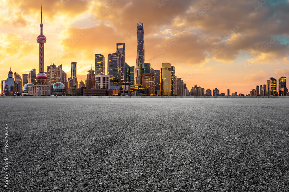 上海天际线和现代建筑，日出时有空跑道，中国。