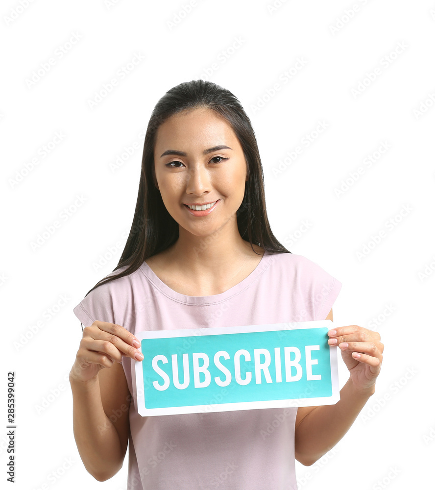 亚洲女博主拿着白底SUBSCRIBE的纸