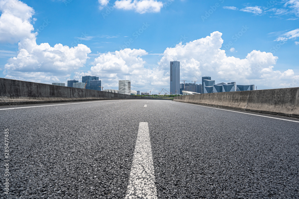 空旷道路的城市天际线