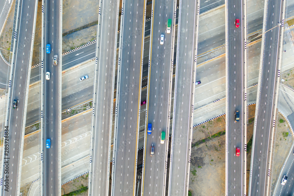 高速公路交叉口鸟瞰图，泰国曼谷白天的城市俯视图。