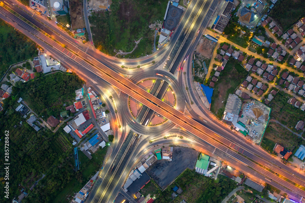 高速公路交叉口鸟瞰图，曼谷城市夜景，泰国。