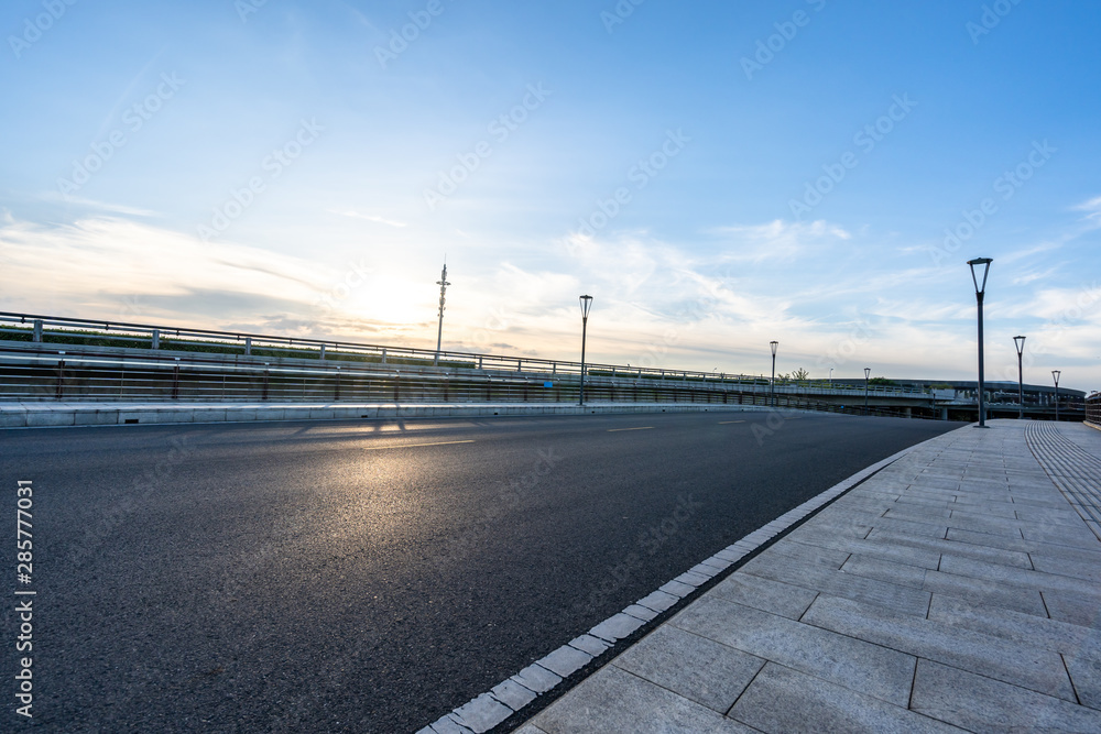 城市天际线的空旷道路