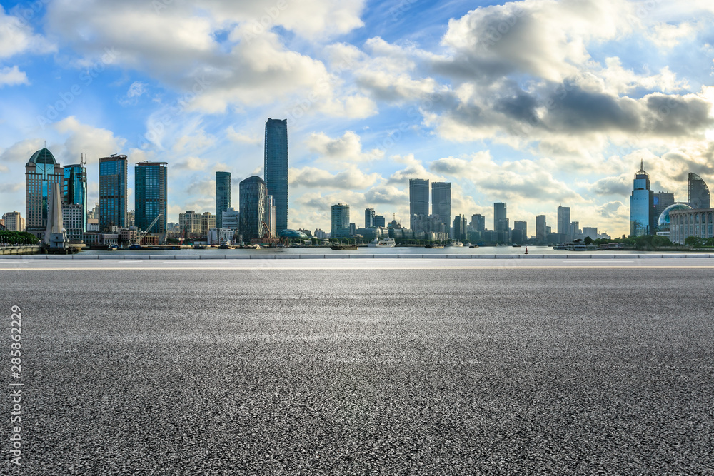 中国上海空旷的高速公路和城市建筑风光。