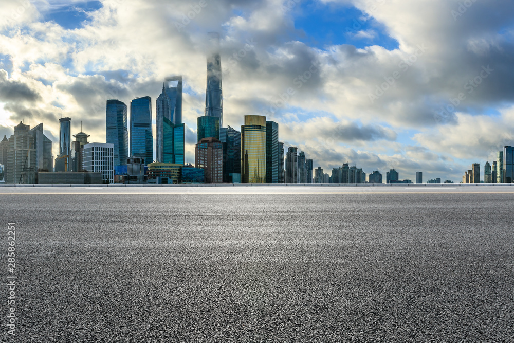 中国上海空旷的高速公路和城市建筑风光。