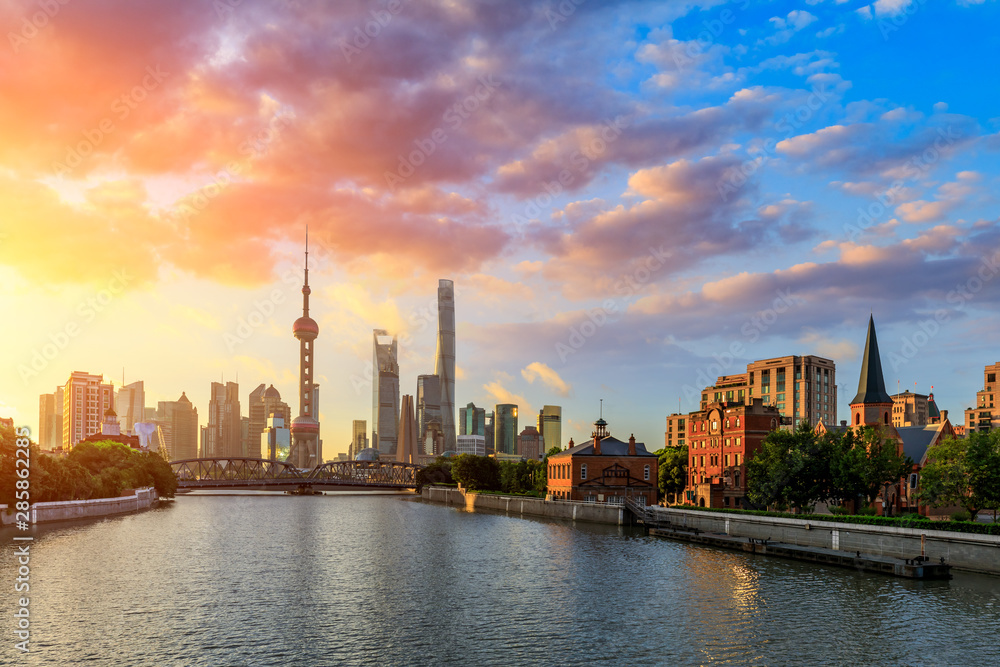 日出时美丽的上海城市风景，中国