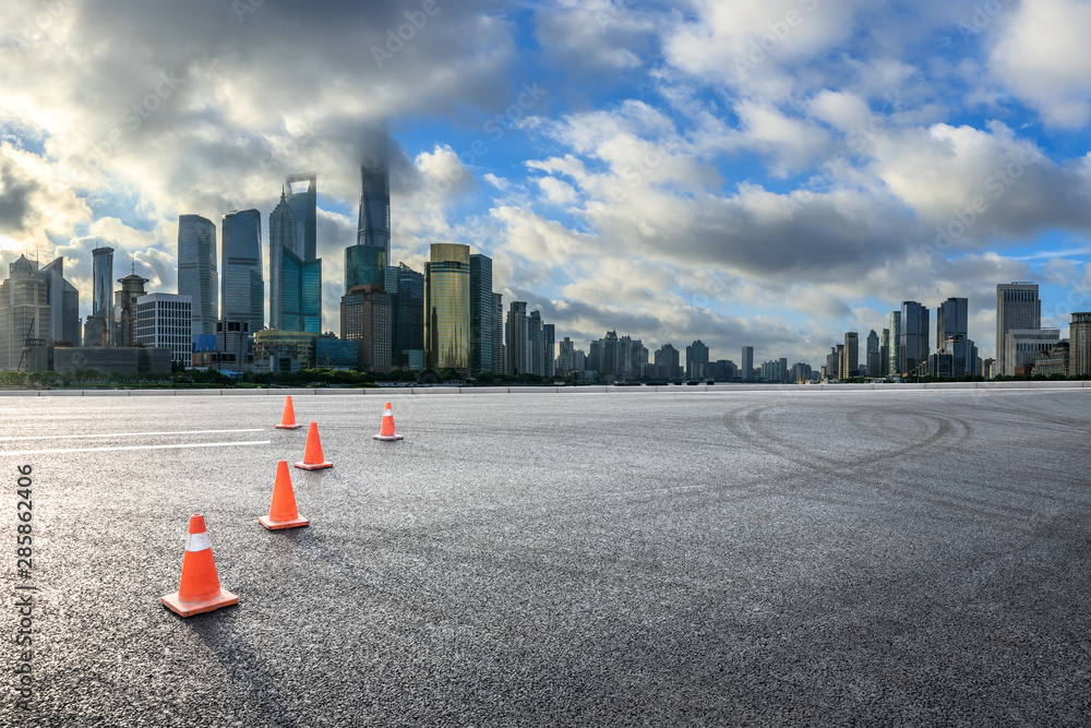 中国上海的空旷赛道和现代城市风景。