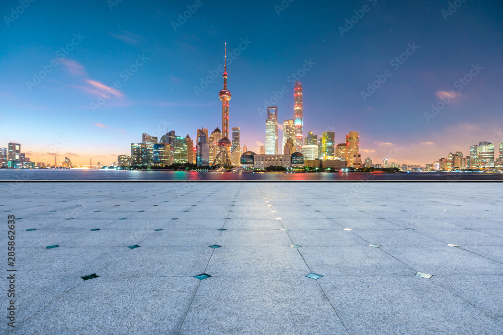 中国上海，空旷的广场层和夜晚的现代城市风光。