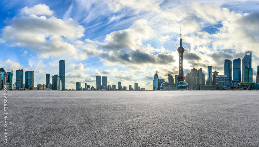 中国上海日出时空旷的赛道和现代化的城市风光。