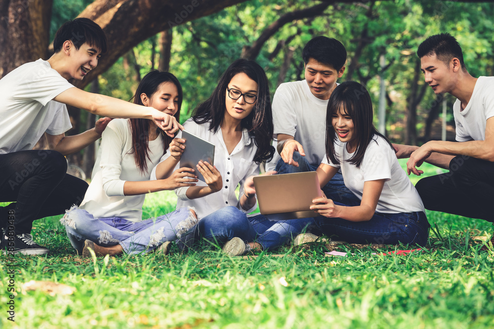 在大学或学校的公园里学习小组项目的年轻学生团队。学习快乐