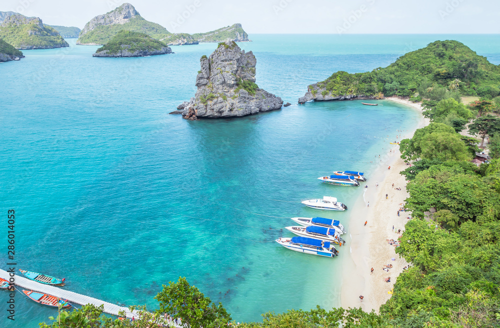 Koh Sam Sao岛海滩上一排快艇的美丽高空景观