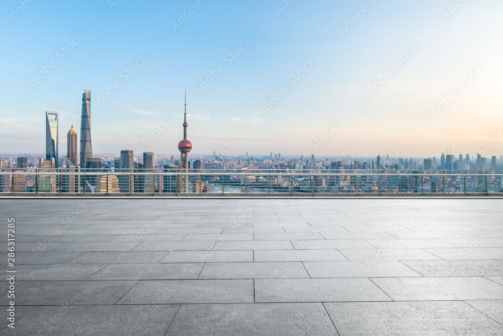 中国上海，日落时分，空荡荡的广场和城市天际线。