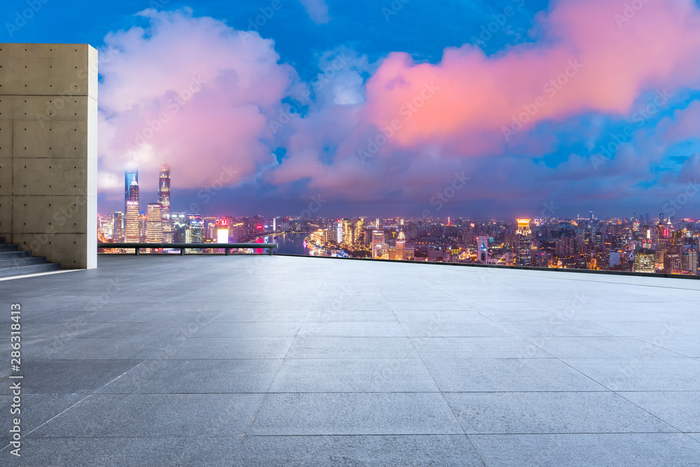 中国上海，空旷的广场层和城市天际线，夜晚有建筑。