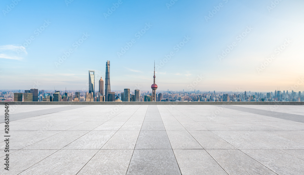 中国上海，日落时分，空荡荡的广场和城市天际线。