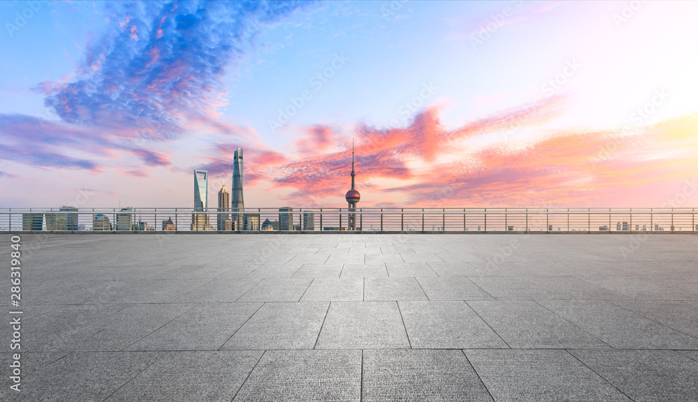 中国上海，日落时分，空荡荡的广场和城市天际线。