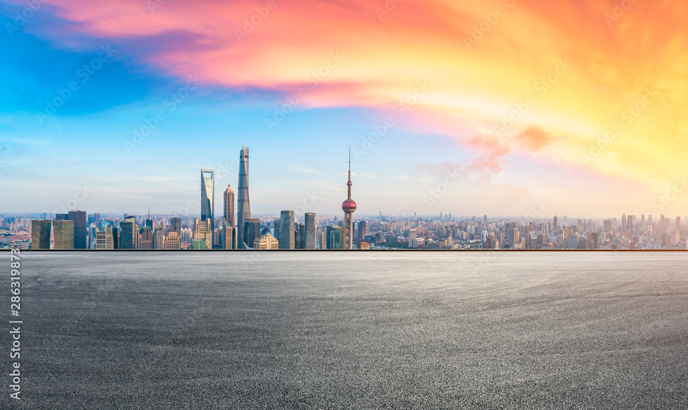 日落时分的上海天际线和空荡荡的跑道的现代建筑，中国。