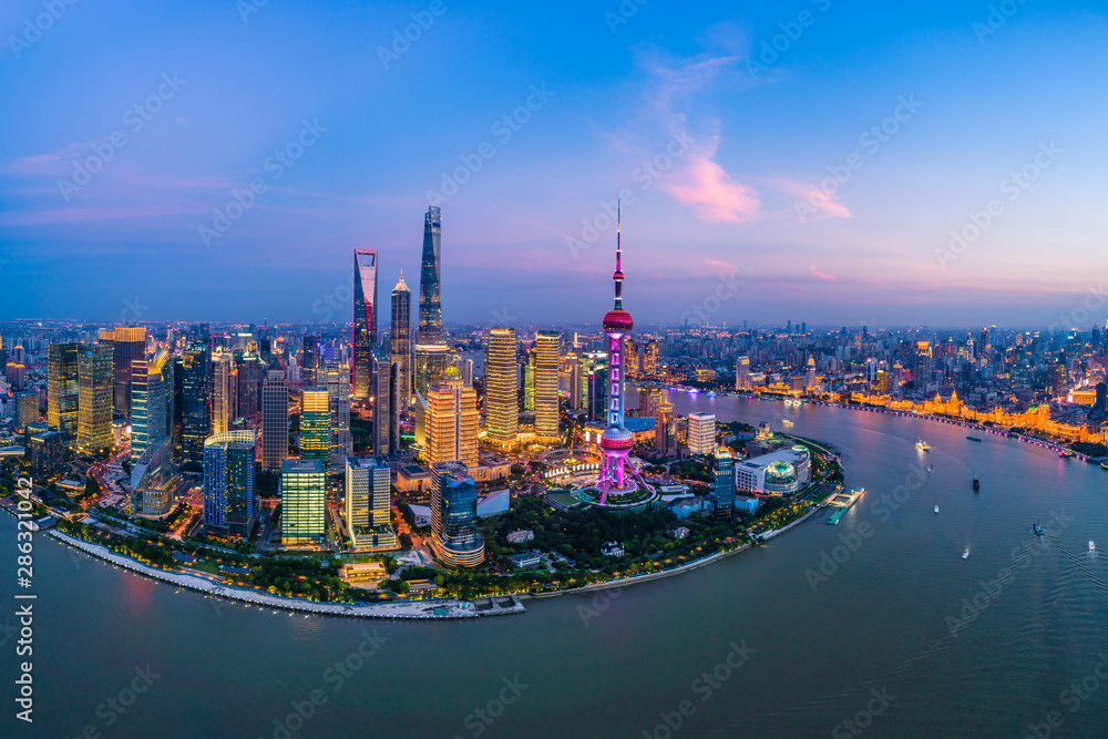 中国，夜晚上海天际线的空中全景。