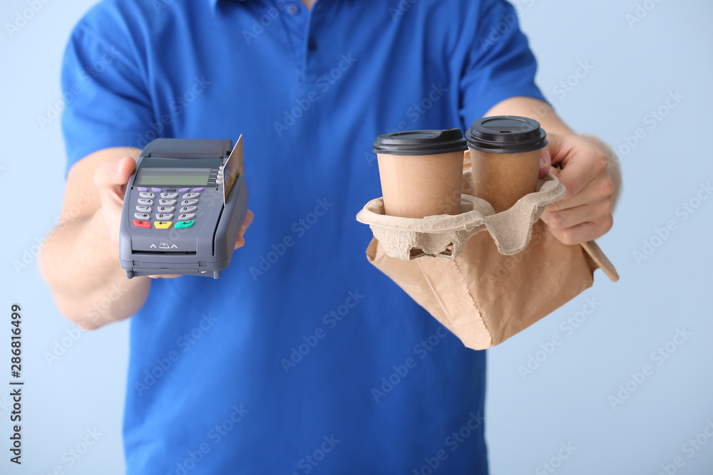 带有彩色背景支付终端的送餐服务工人，特写