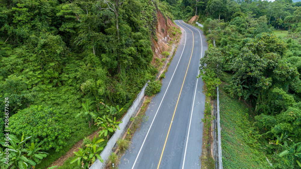 无人机拍摄的高山图像中的沥青道路曲线