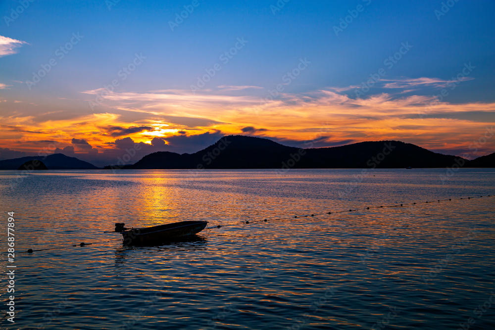 海上小渔船日落风光，美丽的风景，傍晚智慧的自然之光