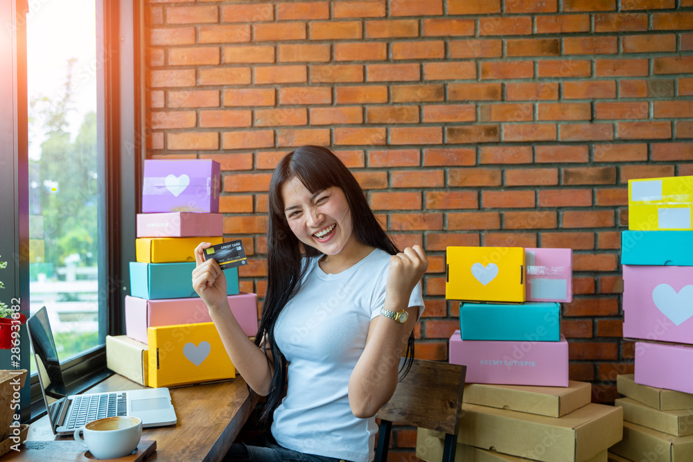 女性用智能手机在线购物，年轻女性乐于用信用卡和信用卡在线购物