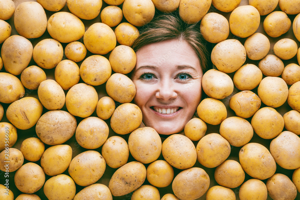 Frau in einem Kartoffel Hintergrund, lebensmittel konzept