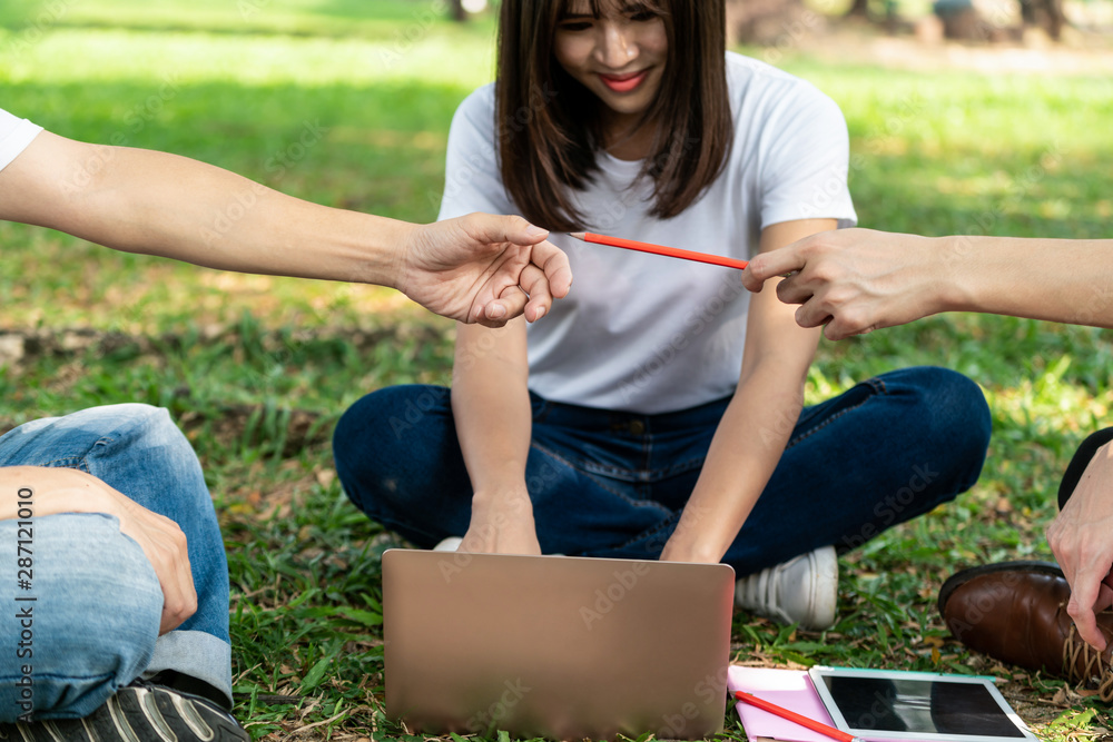 一群年轻学生在大学或学校的公园里参加集体项目学习。学习快乐