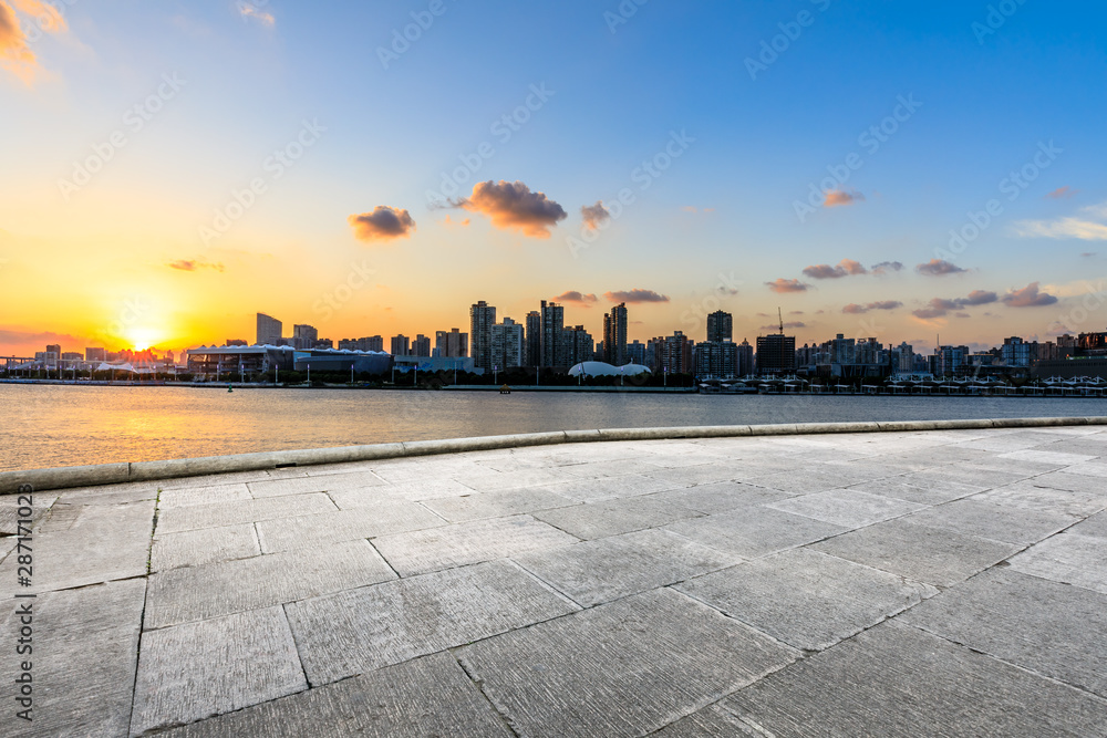 上海日落时空旷的广场和城市天际线