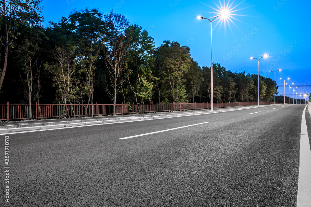 新城市道路和夜晚明亮的路灯