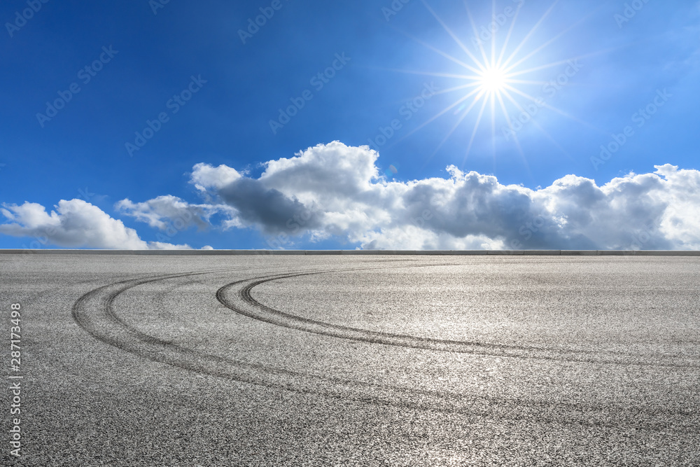 空旷的赛道道路和蓝天白云