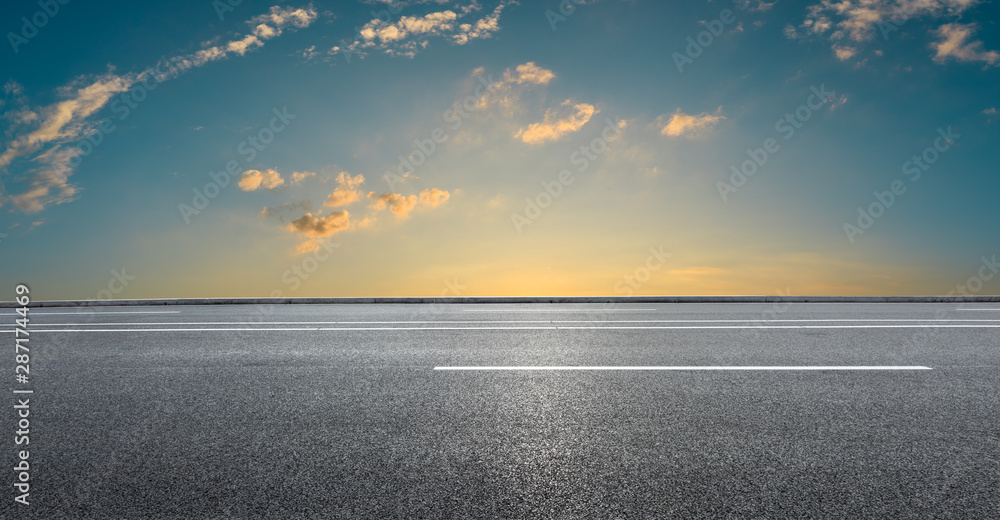 空旷的高速公路和日落时美丽的天空云朵，道路背景。