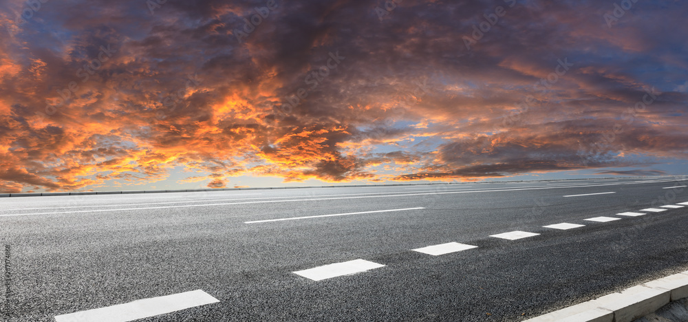 空旷的高速公路和日落时美丽的天空云，道路背景。