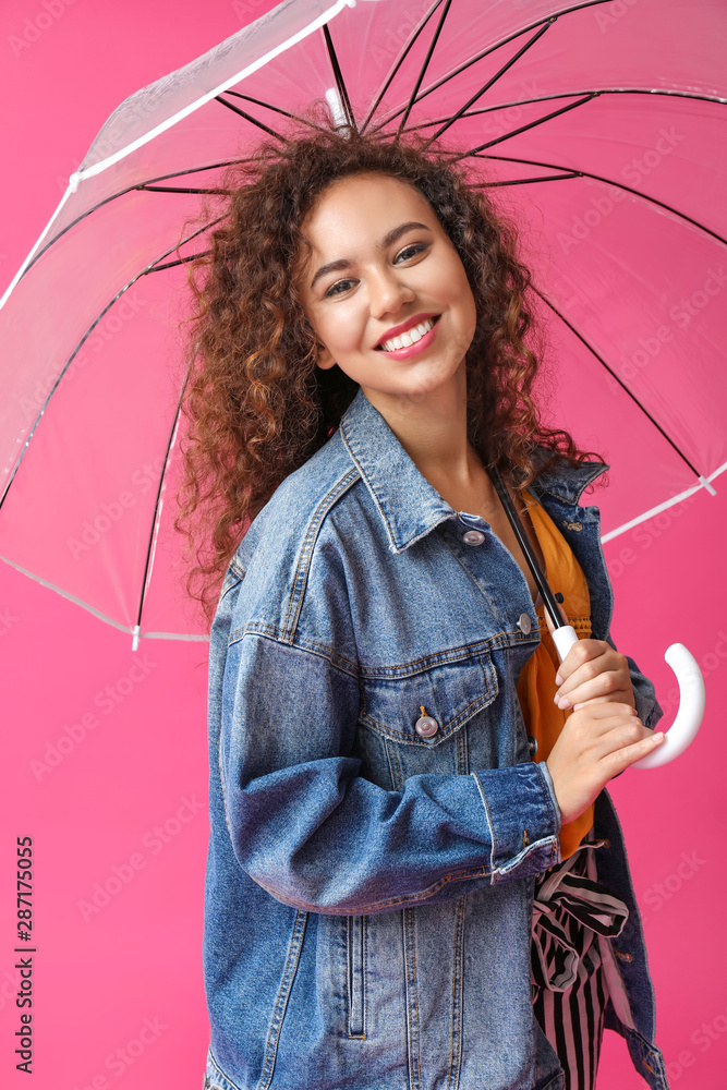 时尚的非裔美国女性，彩色背景带雨伞