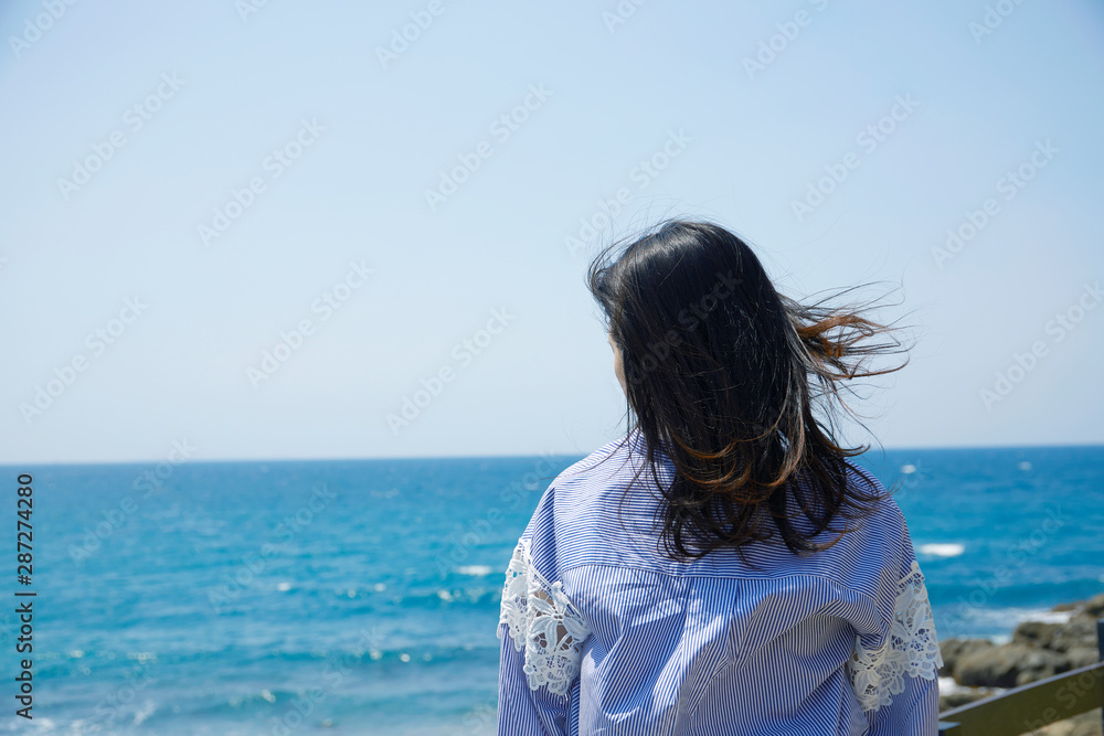 女性　夏　海