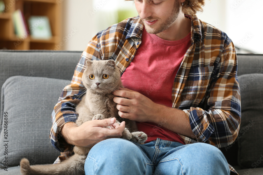 家里有只可爱有趣的猫的男人