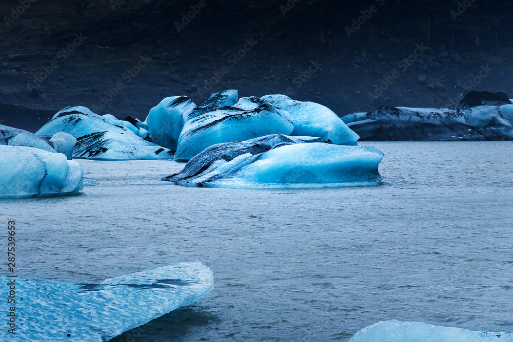 冰岛维克附近Solheimajokull冰川上漂浮的冰山