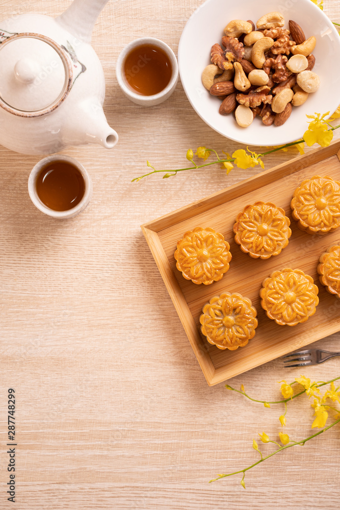 明亮木桌上的月饼、月饼、茶具的中秋假期概念设计w