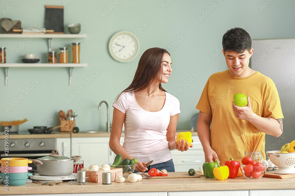 幸福夫妻在厨房一起做饭